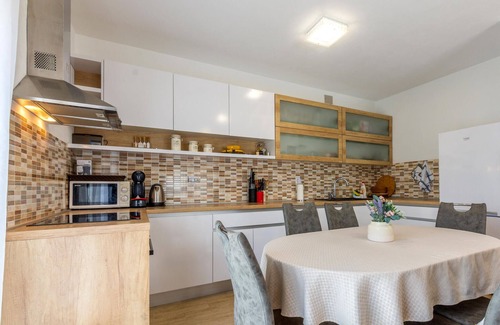 Vrlika House | Amazing home in Vrlika with WiFi