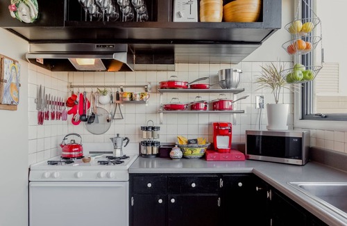 Russian Hill Apartment | Amazing Location and Super-Sunny Top Floor Apartment with Breathtaking Bay Views
