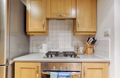 Old Town Apartment | ⭐️Amazing Location!⭐️In heart of the City. 2BR & Cot. Great Airport & Rail links