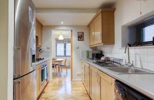 Old Town Apartment | ⭐️Amazing Location!⭐️In heart of the City. 2BR & Cot. Great Airport & Rail links