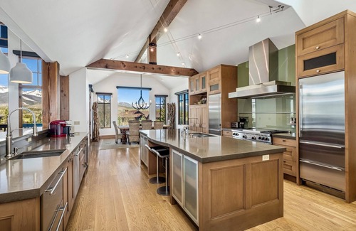 The Highlands House | Amazing Mountain Views, Sleeps 16, Hot Tub, Sauna, Guest House, Golf Course