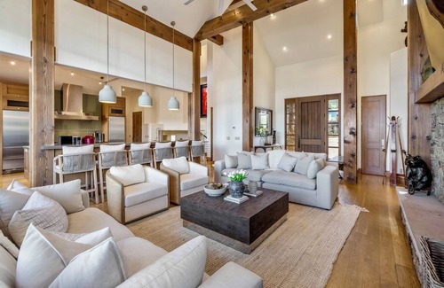 The Highlands House | Amazing Mountain Views, Sleeps 16, Hot Tub, Sauna, Guest House, Golf Course
