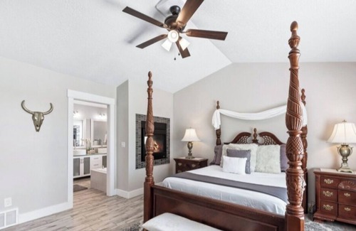 West Haven House | Amazing New Home 3beds 2baths, gas fireplace over soaking tub, outdoor hot tub