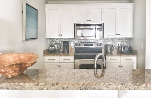 The Bight Condo | Amazing Ocean Views - Contemporary Condo - Pool - SPA- 10 min walk to Beach.