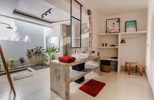 Batubelig Villa | Amazing Spacious Villa in North Seminyak