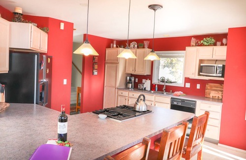 Baldy Mountain House | Amazing Views. Large Deck. 75" TV. Trampoline.