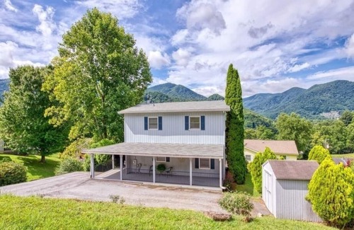 Maggie Valley House | Amazing Views of Maggie Valley Mountains, King Master, Hot Tub,Fire Table