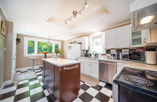 Dunbar House | Amazing Westside Vancouver Villa - Free Parking
