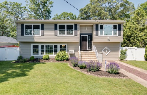 East Massapequa House | AMAZINGLY RELAXING 2nd floor - full 2 BR/Bath/Full kitchen/Diswasher