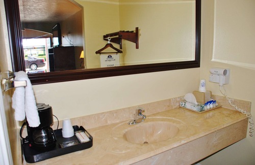 Hempstead Hotel | Americas Best Value Inn & Suites Hempstead Prairie View
