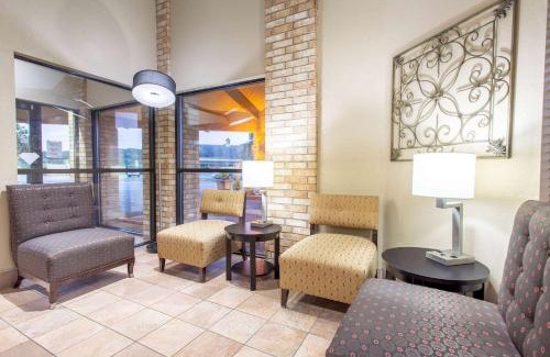 Delafield Hotel | AmericInn and Suites by Wyndham Delafield-Waukesha-Milwaukee