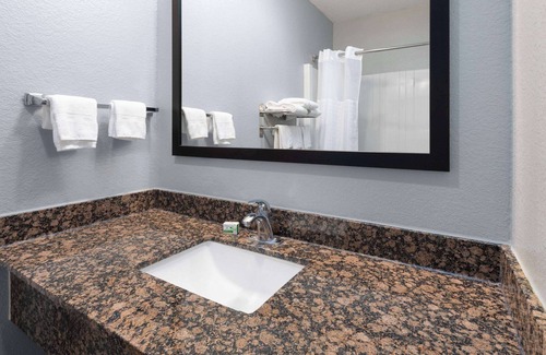 Grinnell Hotel | AmericInn by Wyndham Grinnell