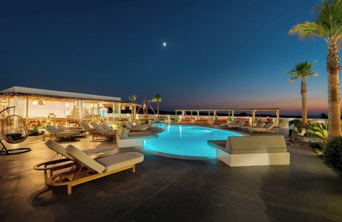 Kamari Condo | Amethyst Luxury Suites - Oia Family Suite