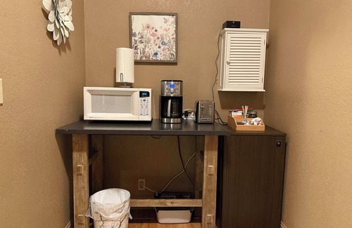 Selma Apartment | Amethyst Suite 2 Queen ClawfootTub WiFi AC