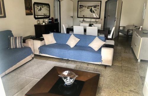 Pitangueiras Apartment | Amplo apartamento, moderno, ventilado, impecável.