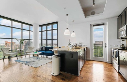 Uptown Apartment | Amyfinehouse| Modern 2BR Apt |Pool+Views+Parking