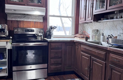 Monroe House | An Artistic Lake House, Spacious 3-bedroom house with , fitness room in Monroe