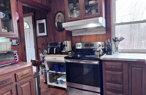 Monroe House | An Artistic Lake House, Spacious 3-bedroom house with , fitness room in Monroe