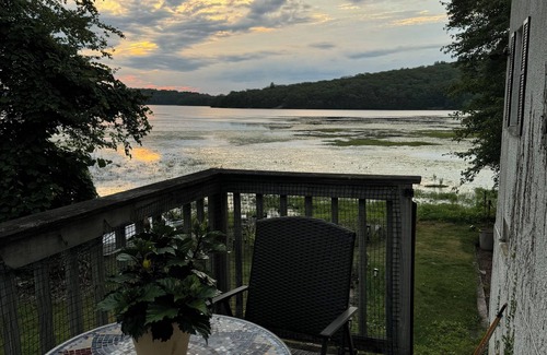 Monroe House | An Artistic Lake House, Spacious 3-bedroom house with , fitness room in Monroe