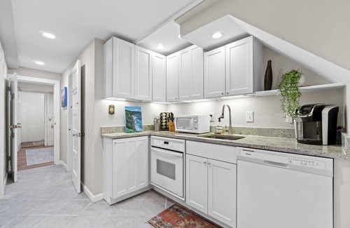 Glover Park House | An oasis in Glover Park - guest suite with parking