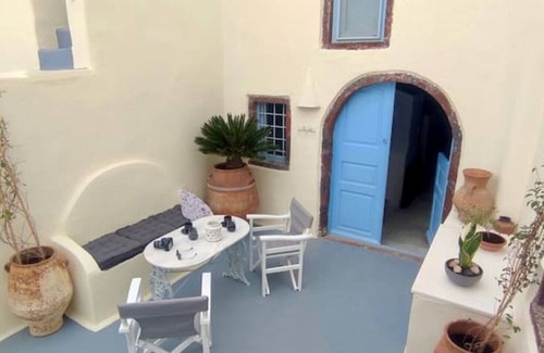Finikia Villa | An old traditional Winemakers cellar carved into the hills of Finikia.