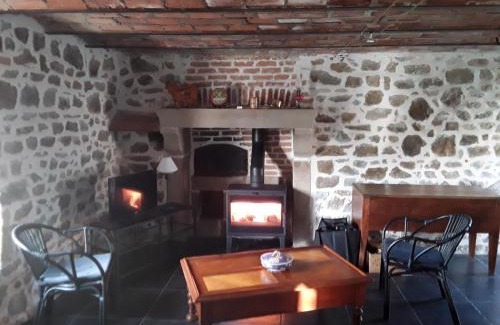 Marcillat-en-Combraille House | Ancien corps de ferme rénové avec terrasse, chauffage électrique et wifi à Marcillat-en-Combraille - FR-1-489-369