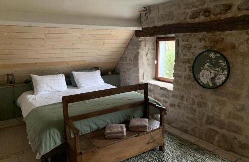 Saint-Merd-les-Oussines Bed & Breakfast | Ancien Prieure Chambre King Size avec sauna et bain nordique privatifs en extérieur