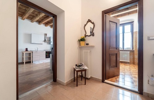 Monzambano Apartment | Ancient Coat of Arms Meneghella Court - Tulips