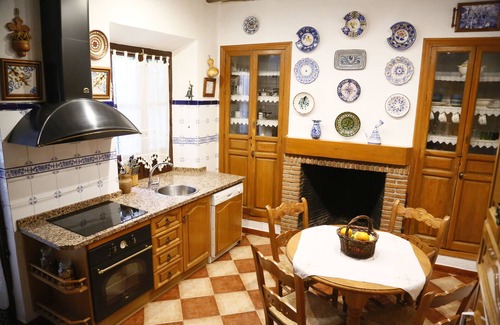 La Zubia House | Andalusian house, typical patio, solarium, to visit Granada, Alhambra, free Wifi