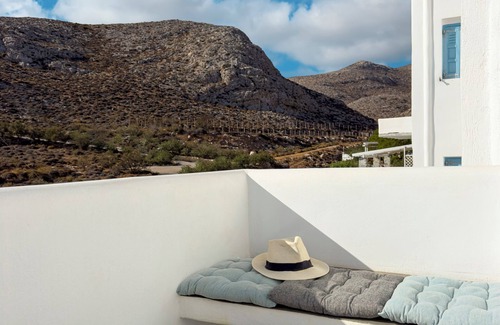 Karavostasis House | ANETON Residences Folegandros (56sq.m.)80 meters from bay Hohlidia