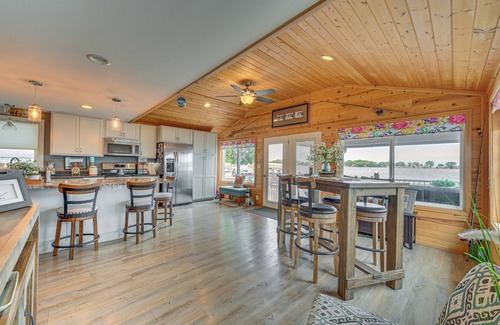 Belmond Cottage | Angler's Cottage on Lake Cornelia: Pets Welcome!