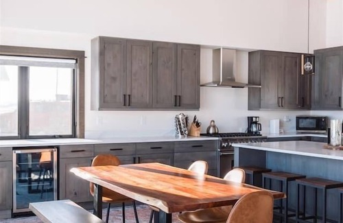 McAllister House | Angler's Landing - Lakehouse Retreat with Stunning Panoramic Views