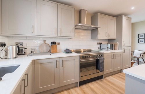Cylch-Y-Garn House | Anglesey coastal retreat, 4 bedrooms, sleeping 8, modern amenities, ocean view, 5 mins from beach