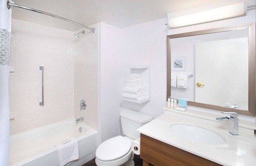Parole Hotel | Annapolis Adventure: Room w/Outdoor Pool + Easy Access to Historic Sites