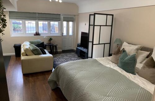 Liverpool Apartment | Annex Studio - Sleeps 2 High-Speed Wifi & Parking