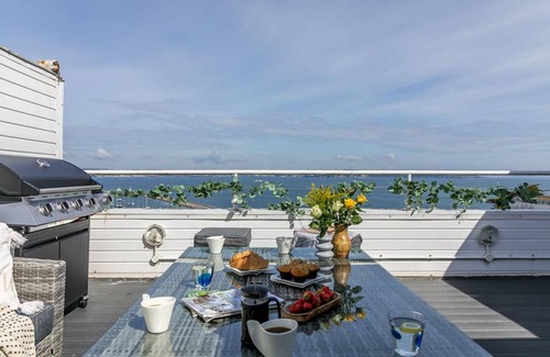 Brixham Villa | Annies View - Beautiful townhouse close to beach and harbour with sea facing roof terrace
