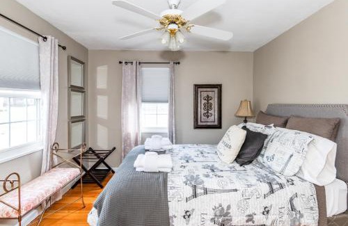 Kettering House | Antique Charm Cozy 3br Retreat W Private Patio