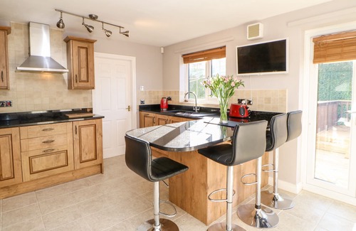 Northallerton Cottage | ANVIL COTTAGE, pet friendly, with hot tub in Appleton Wiske