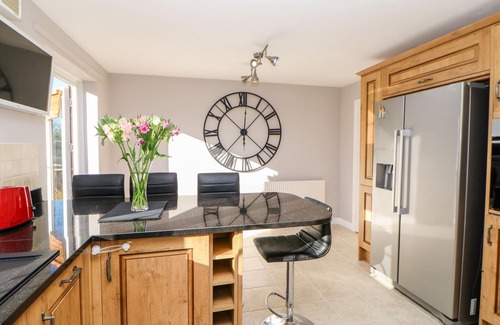 Northallerton Cottage | ANVIL COTTAGE, pet friendly, with hot tub in Appleton Wiske
