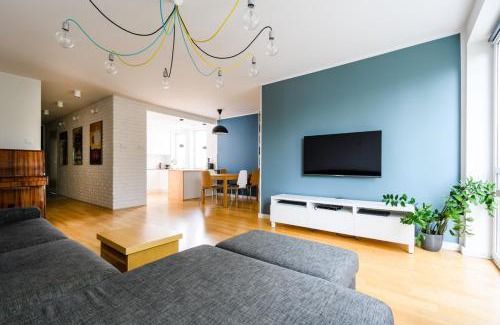 Bemowo Apartment | Apartament 100m2 - 2 sypialnie, 2 łazienki, salon, kuchnia, taras, WiFi, rowery