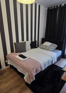 Bialoleka Apartment | Apartament Burgund 2 pokojowy z ogródkiem lub pokoje ze wspólną kuchnią i łazienką