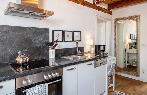 Endingen am Kaiserstuhl Apartment | Apartment 'Kleiner Hof Rosenrot' with Private Terrace, Shared Garden and Wi-Fi