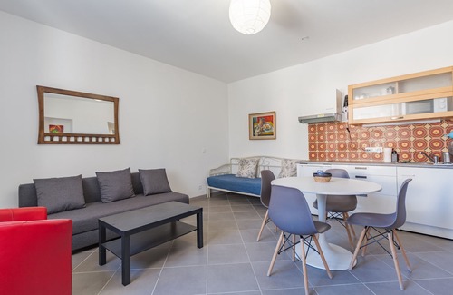 Charleval Apartment | Apartment "2 - F2 Centre Village" with Mountain View
