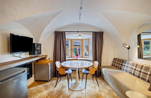 Issengo Apartment | Apartment '2' with Mountain View, Shared Pool and Wi-Fi