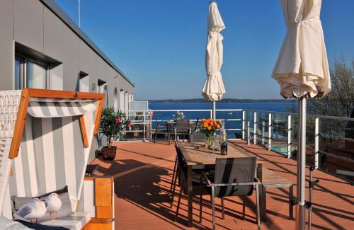 Eckernfoerde Apartment | Apartment 37 "Sonnendeck", Blickrichtung von der Terrasse auf das Offenes Meer, Strand, Innenstadt