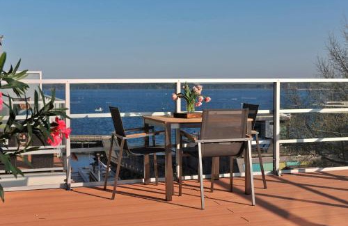 Eckernfoerde Apartment | Apartment 37 "Sonnendeck", Blickrichtung von der Terrasse auf das Offenes Meer, Strand, Innenstadt
