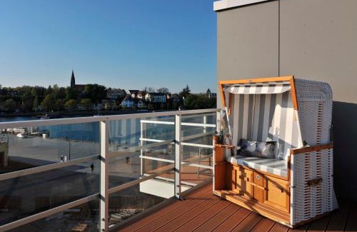 Eckernfoerde Apartment | Apartment 37 "Sonnendeck", Blickrichtung von der Terrasse auf das Offenes Meer, Strand, Innenstadt