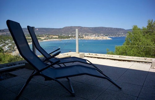 Cap Benat Apartment | Apartment 'Accès Direct À La Mer' with Sea View, Private Terrace and Wi-Fi