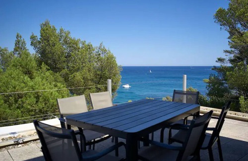 Cap Benat Apartment | Apartment 'Accès Direct À La Mer' with Sea View, Private Terrace and Wi-Fi