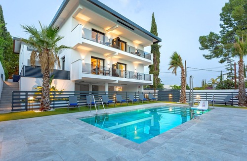 Distrito Norte Sierra Apartment | Apartment adapted for disabled with terrace and pool. Arruzafa IV